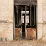 Avanziamo a fatica verso la porta secondaria, collocata sul retro dell'asilo